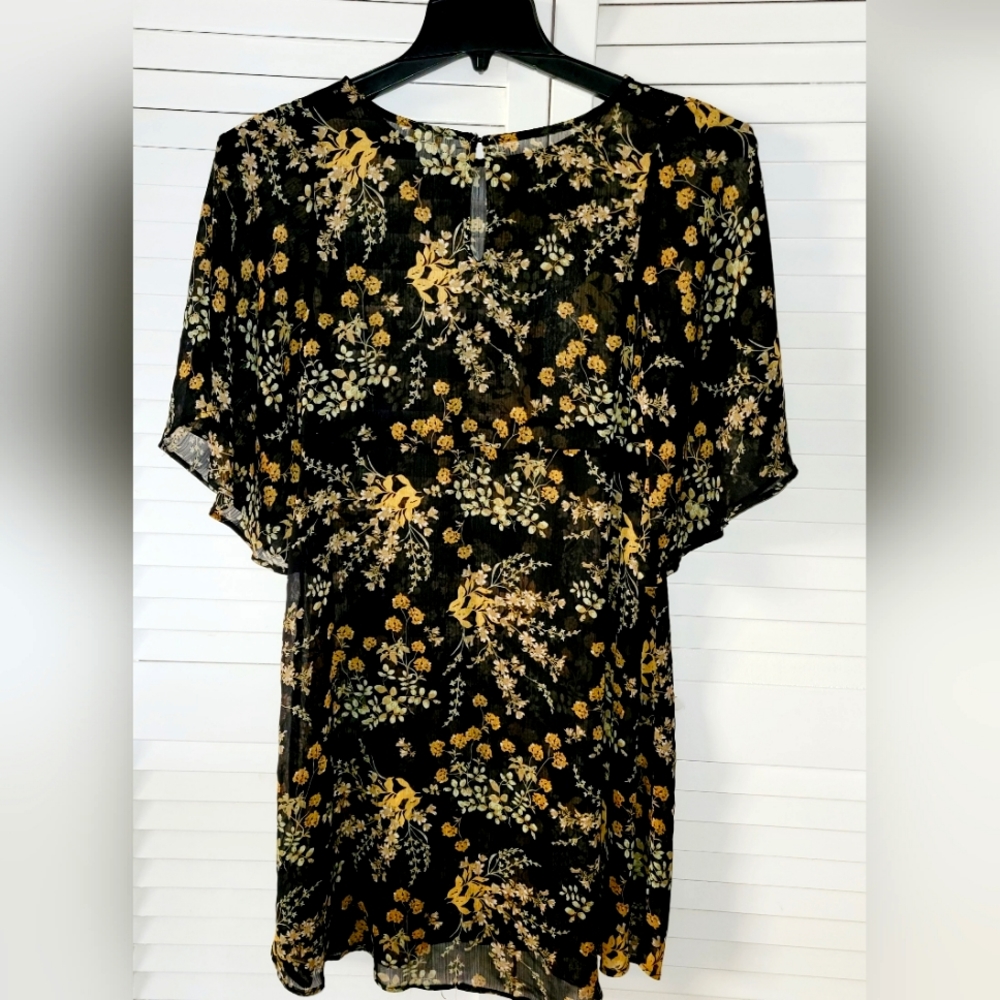 CC Women Size Small Short Sleeve Sheer Floral Knee Length Pullover Casual Dress
